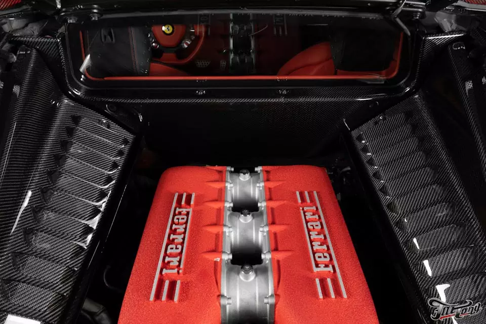 Ferrari 458 Italia. Изготовили подкапотное оформление из карбона!